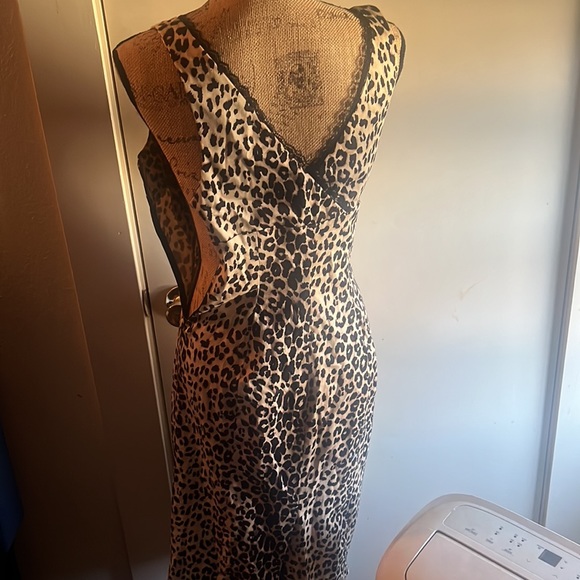 Woman’s cheetah dress made by Bebe size medium great condition very comfortable! - Picture 5 of 6